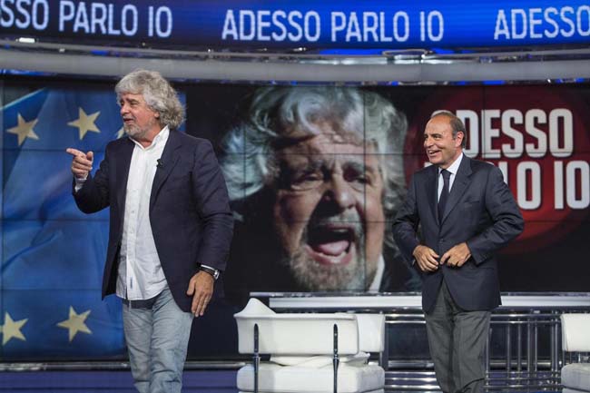 Grillo da Vespa: processi web per i politici. Il plastico del castello-carcere Grillo da Vespa: processi web per i politici. Il plastico del castello-carcere