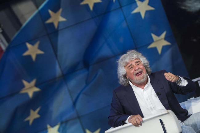 Grillo da Vespa: processi web per i politici. Il plastico del castello-carcere Grillo da Vespa: processi web per i politici. Il plastico del castello-carcere