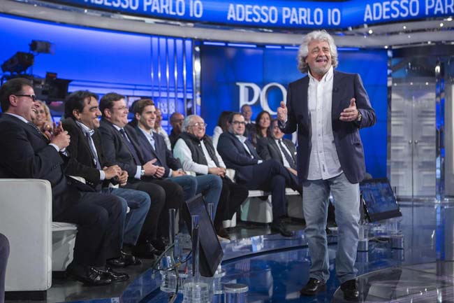 Grillo da Vespa: processi web per i politici. Il plastico del castello-carcere Grillo da Vespa: processi web per i politici. Il plastico del castello-carcere