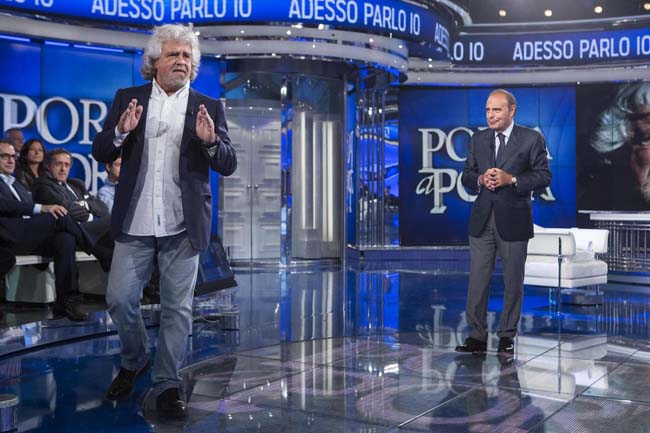 Grillo da Vespa: processi web per i politici. Il plastico del castello-carcere Grillo da Vespa: processi web per i politici. Il plastico del castello-carcere