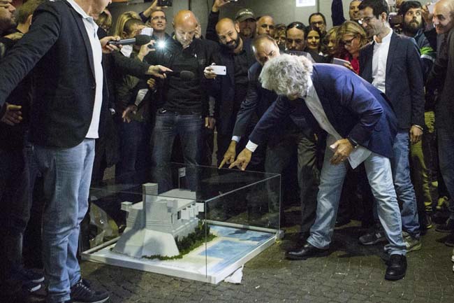 Grillo da Vespa: processi web per i politici. Il plastico del castello-carcere Grillo da Vespa: processi web per i politici. Il plastico del castello-carcere