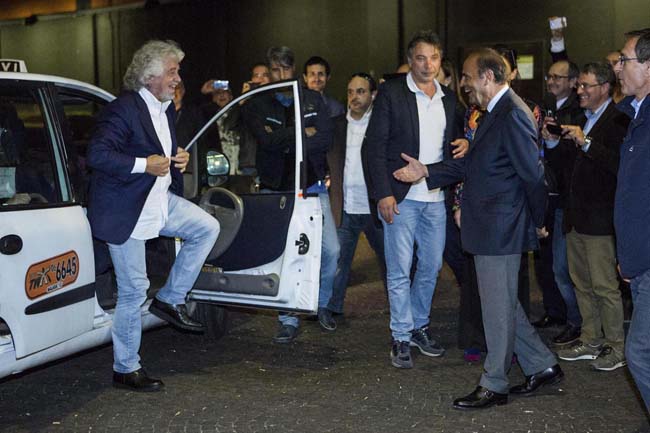Grillo da Vespa: processi web per i politici. Il plastico del castello-carcere Grillo da Vespa: processi web per i politici. Il plastico del castello-carcere