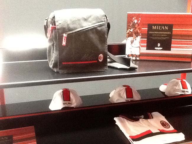 Casa Milan, Seedorf si raccomanda a Paolo B. Da Cracco a Sheva: ecco i presenti. LE FOTO Casa Milan, Seedorf si raccomanda a Paolo B. Da Cracco a Sheva: ecco i presenti. LE FOTO