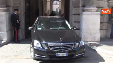 VIDEO: Ghedini esce in macchina da Palazzo Grazioli dopo le dimissioni di Bondi