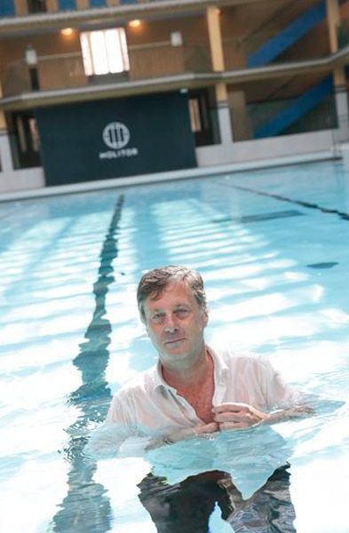Parigi, riapre la storica piscina Molitor: 180 euro per una nuotata