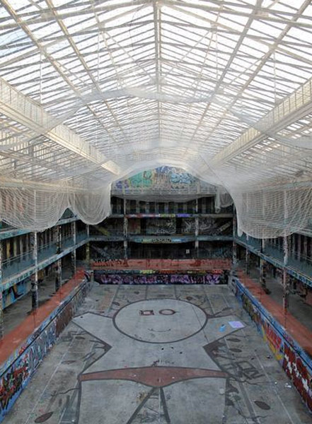 Parigi, riapre la storica piscina Molitor: 180 euro per una nuotata