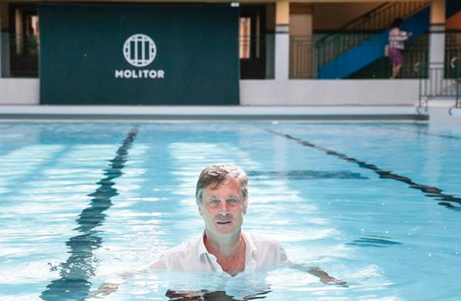 Parigi, riapre la storica piscina Molitor: 180 euro per una nuotata