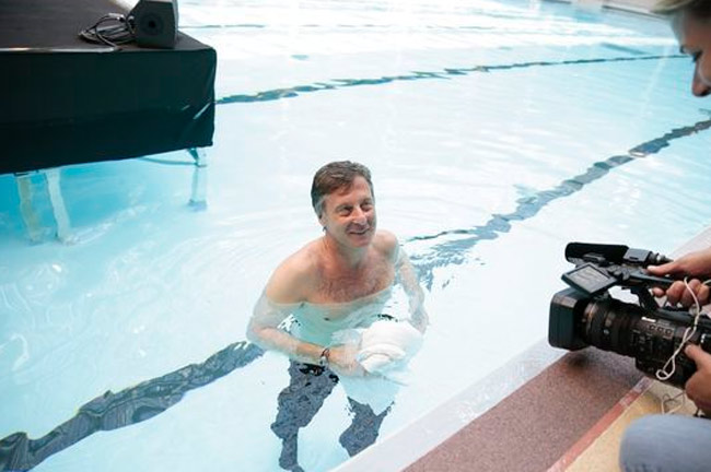 Parigi, riapre la storica piscina Molitor: 180 euro per una nuotata