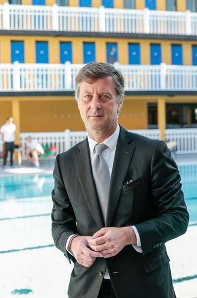 Parigi, riapre la storica piscina Molitor: 180 euro per una nuotata