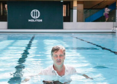 Parigi, riapre la storica piscina Molitor: 180 euro per una nuotata