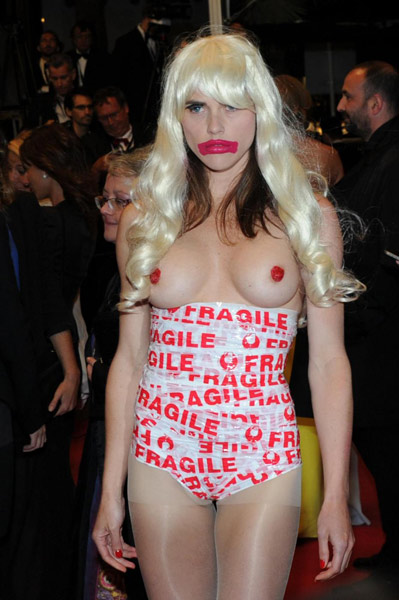 Il red carpet di Cannes diventa bollente per il topless inatteso Il red carpet di Cannes diventa bollente per il topless inatteso