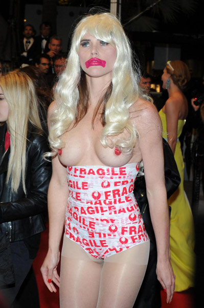 Il red carpet di Cannes diventa bollente per il topless inatteso Il red carpet di Cannes diventa bollente per il topless inatteso