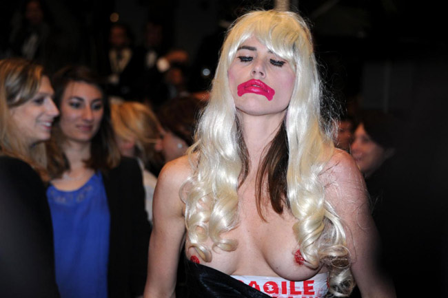 Il red carpet di Cannes diventa bollente per il topless inatteso Il red carpet di Cannes diventa bollente per il topless inatteso