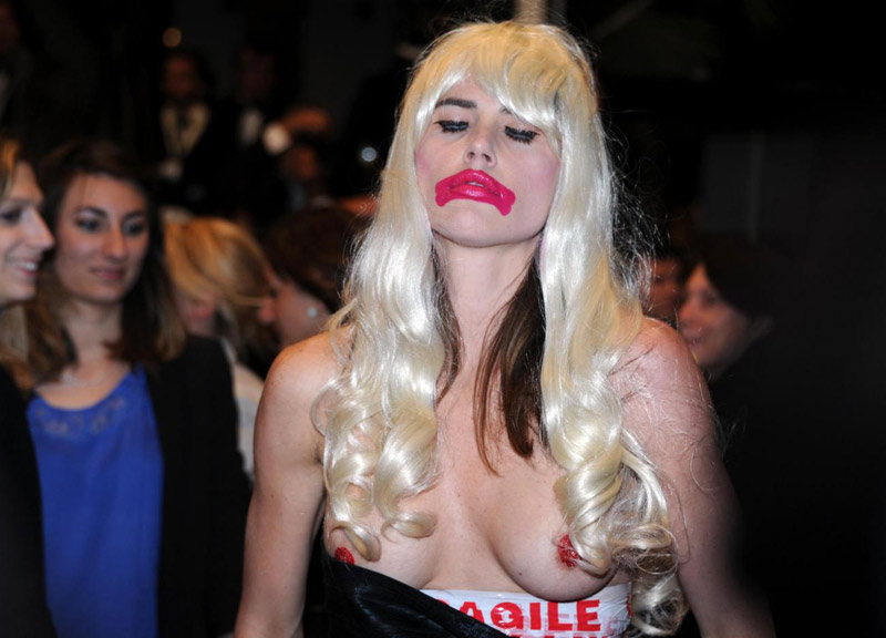 Il red carpet di Cannes diventa bollente per il topless inatteso Il red carpet di Cannes diventa bollente per il topless inatteso