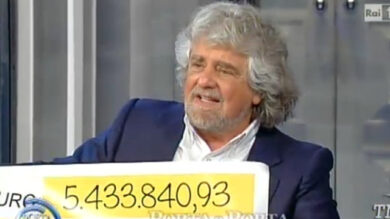 VIDEO: Grillo da Vespa con maxi assegno: processo web a media e politici