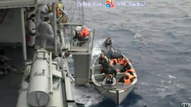 VIDEO: Sicilia, soccorsi due barconi di migranti con 100 bambini a bordo