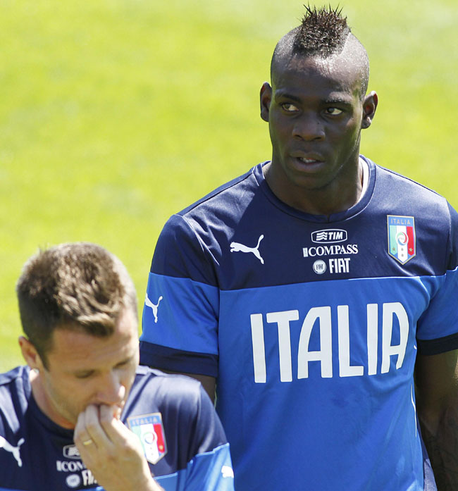 Insulti razzisti a Balotelli: “Negro di m…”. Lui: “Vi spacco il muso