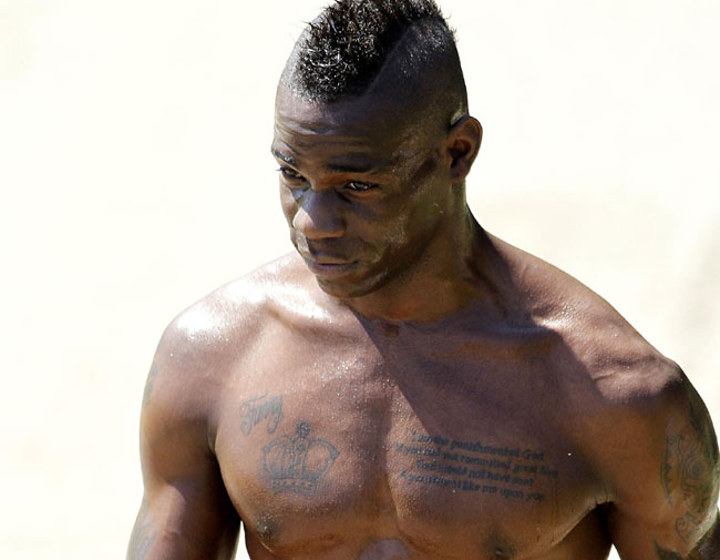 Insulti razzisti a Balotelli: “Negro di m…”. Lui: “Vi spacco il muso
