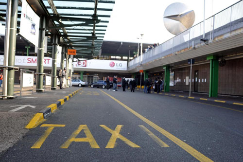 Renzi: “Uber? E’ straordinario”. Smentito Lupi, caos nel governo Renzi: “Uber? E’ straordinario”. Smentito Lupi, caos nel governo