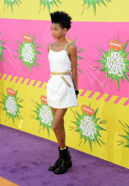 13enne, selfie con un uomo a letto. Nei guai i genitori di Willow Smith