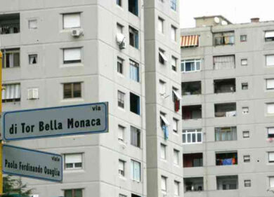 Prendono a bastonate un bengalese. Baby rapinatori per 200 euro