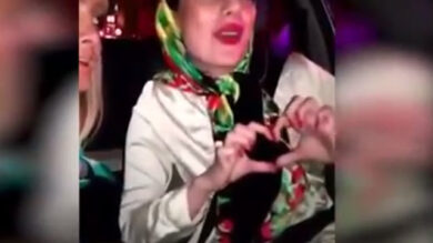 VIDEO: due ragazze si fanno un selfie in auto e si vanno a schiantare