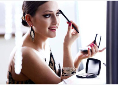 Vendere makeup contro la crisi. Il lavoro si trova in tv e sui social