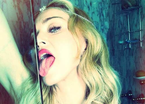 Madonna e Katy Perry in pose lesbo-fetish. FOTO