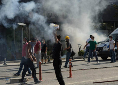 Violenti scontri a Istanbul tra manifestanti e polizia: un morto