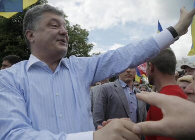 Ucraina, il re del cioccolato cerca il dialogo ma Donetsk brucia