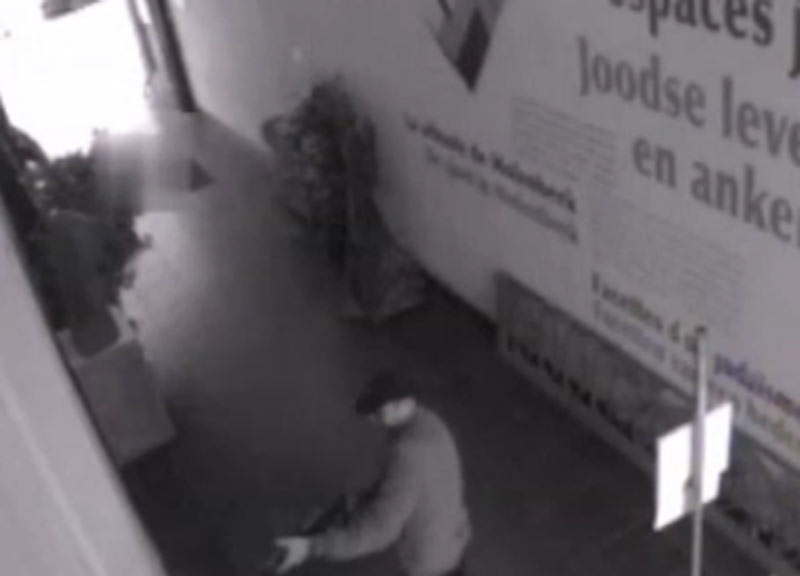 Sparatoria a Bruxelles. Diffuso il video del killer Sparatoria a Bruxelles. Diffuso il video del killer