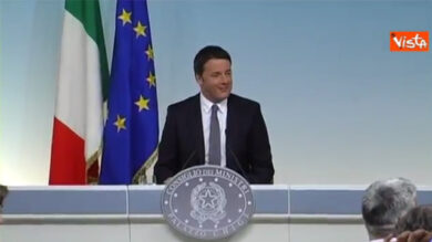 VIDEO: Renzi scherza con una giornalista tedesca: da voi mi aspettavo più rigore sul numero delle domande