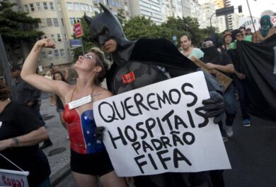 Brasile, gas lacrimogeni contro manifestanti anti-Mondiali