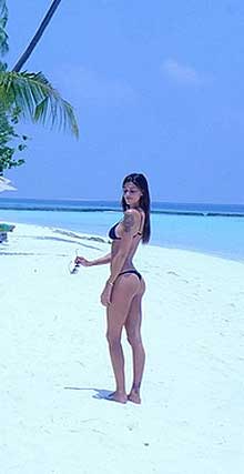 Elisabetta Gregoraci, bikini da urlo. Sfida con la Colombari. FOTO