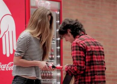 Il tappo si apre solo con un’altra bottiglia: il marketing friendly di Coca-Cola