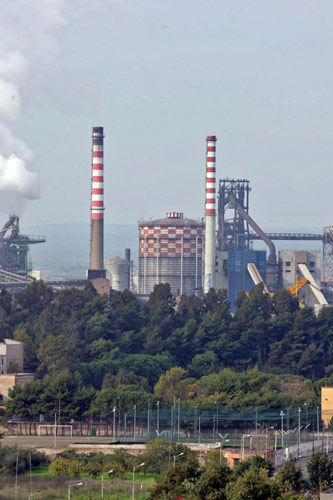 Ilva, 15mila euro alle famiglie di Tamburi Ilva, 15mila euro alle famiglie di Tamburi