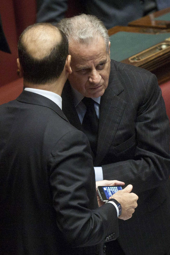 Parla la segretaria di Scajola. “Aveva difficoltà economiche”