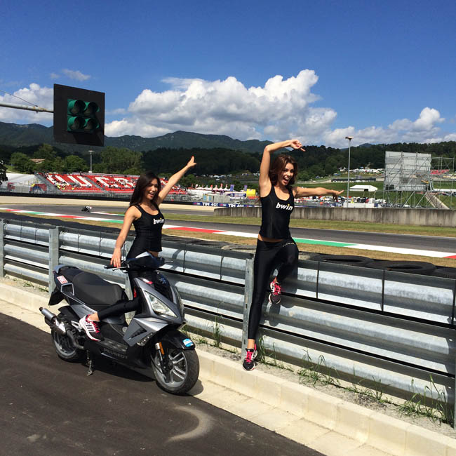 Mugello, lo spettacolo delle ragazze Bwin. Guarda tutte le foto