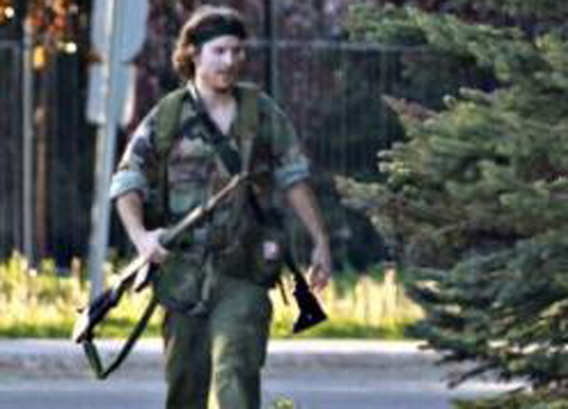 Canada/ Uccide 3 poliziotti e ne ferisce 2, è caccia all’uomo. Foto
