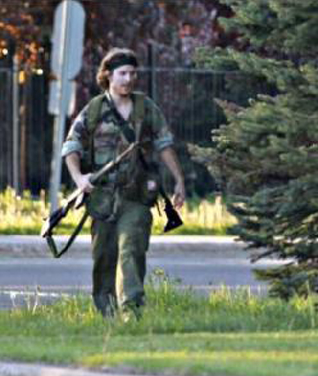 Canada/ Uccide 3 poliziotti e ne ferisce 2, è caccia all’uomo. Foto
