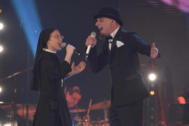 The Voice, vince Suor Cristina. E recita il Padre nostro in diretta The Voice, vince Suor Cristina. E recita il Padre nostro in diretta