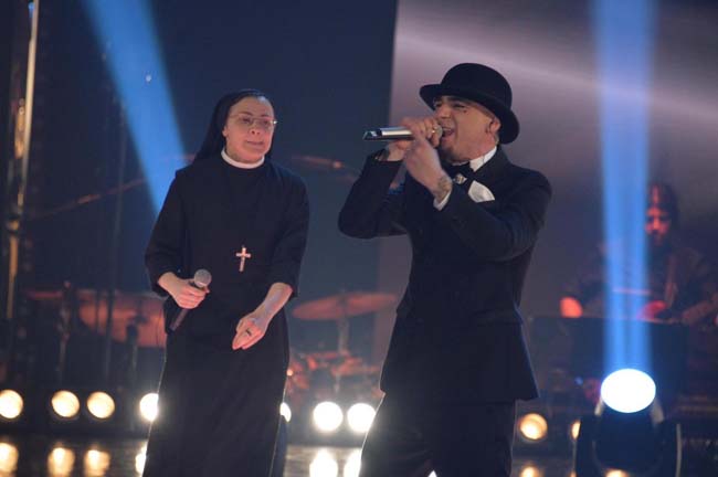 The Voice, vince Suor Cristina. E recita il Padre nostro in diretta The Voice, vince Suor Cristina. E recita il Padre nostro in diretta