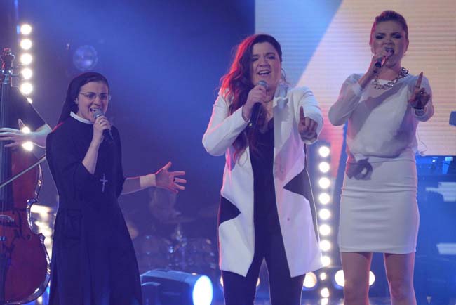 The Voice, vince Suor Cristina. E recita il Padre nostro in diretta The Voice, vince Suor Cristina. E recita il Padre nostro in diretta