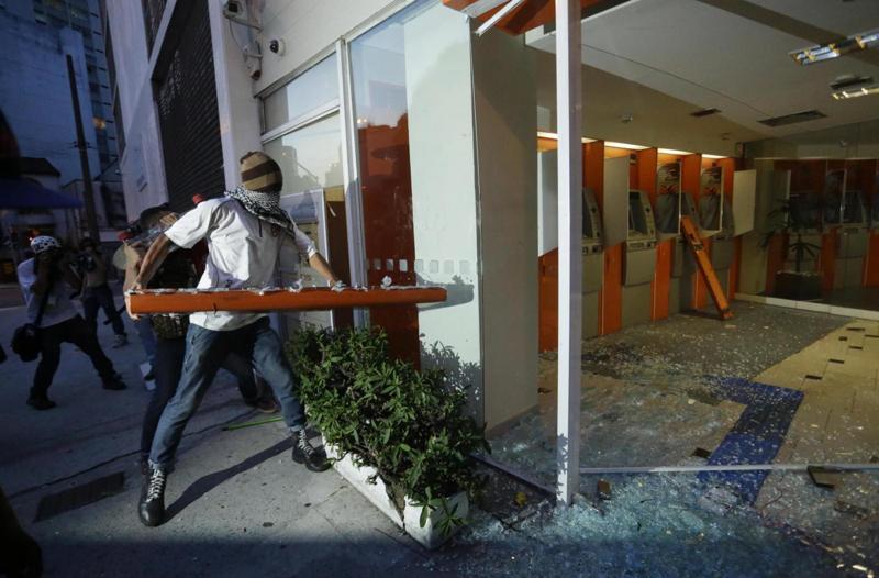 I Mondiali in Brasile si avvicinano. Aumentano gli scontri tra polizia e manifestanti I Mondiali in Brasile si avvicinano. Aumentano gli scontri tra polizia e manifestanti