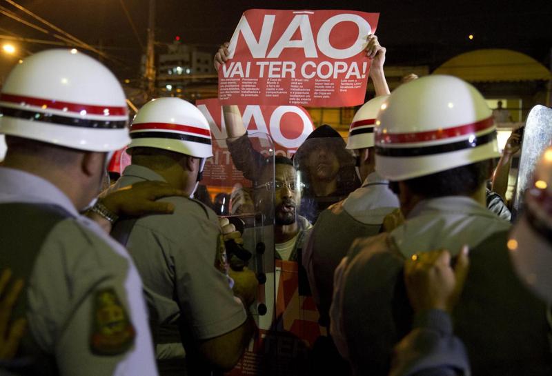 I Mondiali in Brasile si avvicinano. Aumentano gli scontri tra polizia e manifestanti I Mondiali in Brasile si avvicinano. Aumentano gli scontri tra polizia e manifestanti