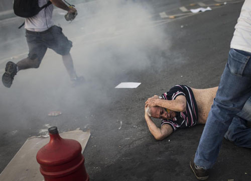 I Mondiali in Brasile si avvicinano. Aumentano gli scontri tra polizia e manifestanti I Mondiali in Brasile si avvicinano. Aumentano gli scontri tra polizia e manifestanti