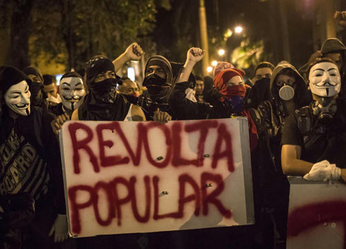 I Mondiali in Brasile si avvicinano. Aumentano gli scontri tra polizia e manifestanti I Mondiali in Brasile si avvicinano. Aumentano gli scontri tra polizia e manifestanti