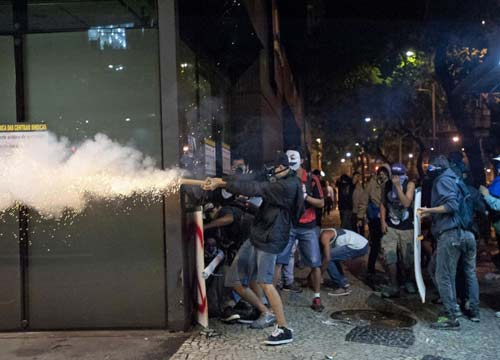 I Mondiali in Brasile si avvicinano. Aumentano gli scontri tra polizia e manifestanti I Mondiali in Brasile si avvicinano. Aumentano gli scontri tra polizia e manifestanti