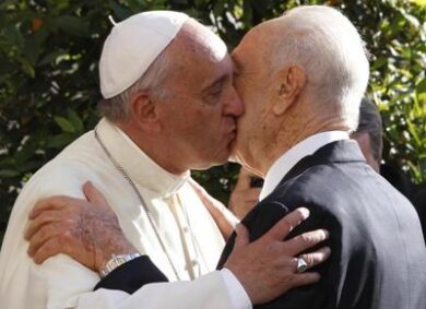 Abu Mazen e Peres dal Papa, preghiera congiunta per il Medio Oriente