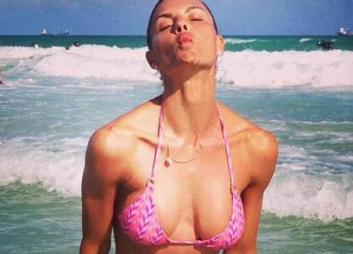 Naike nuda tra le lenzuola con cane e gatto